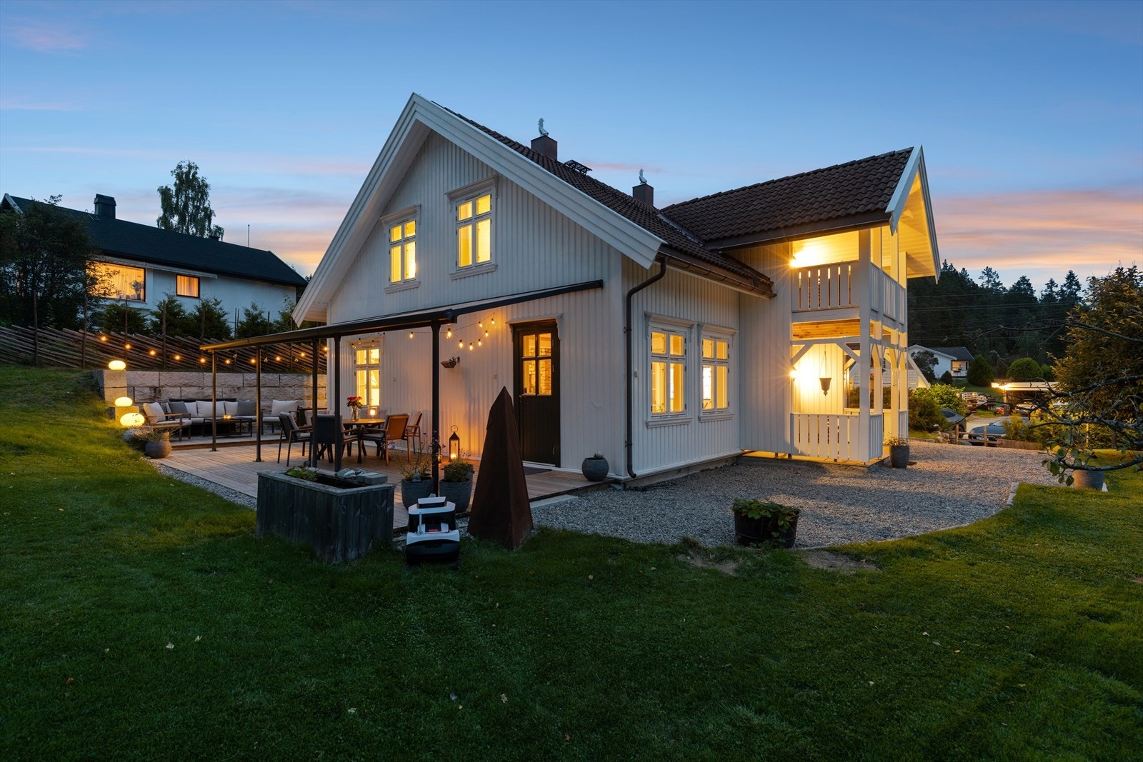 Kveldsstemning fra Dyrefaret 2. Fra stuen er det direkte utgang til overbygget terrasse og romslig hage. Galleribilde