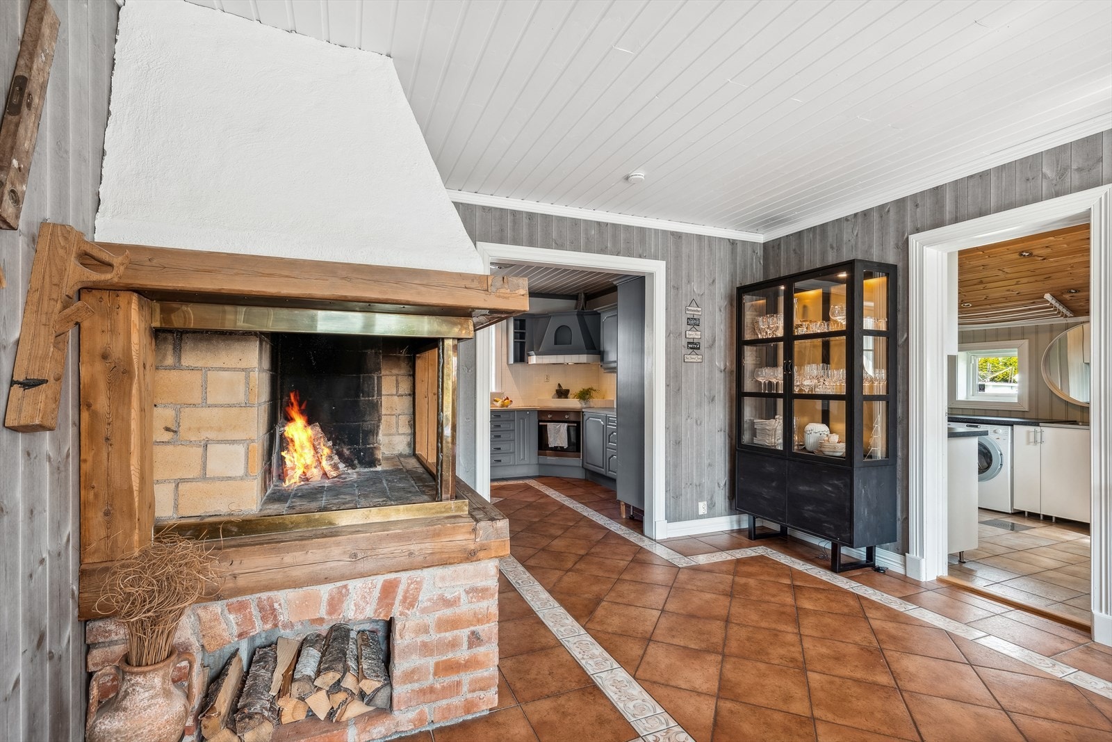 Fra spisestuen er det også adkomst til flislagt vaskerom med egen inngang. Dette rommet sees til høyre i bildet. Dette rommet kan også benyttes som grovkjøkken som var vanlig i eldre "gårdshus" Galleribilde