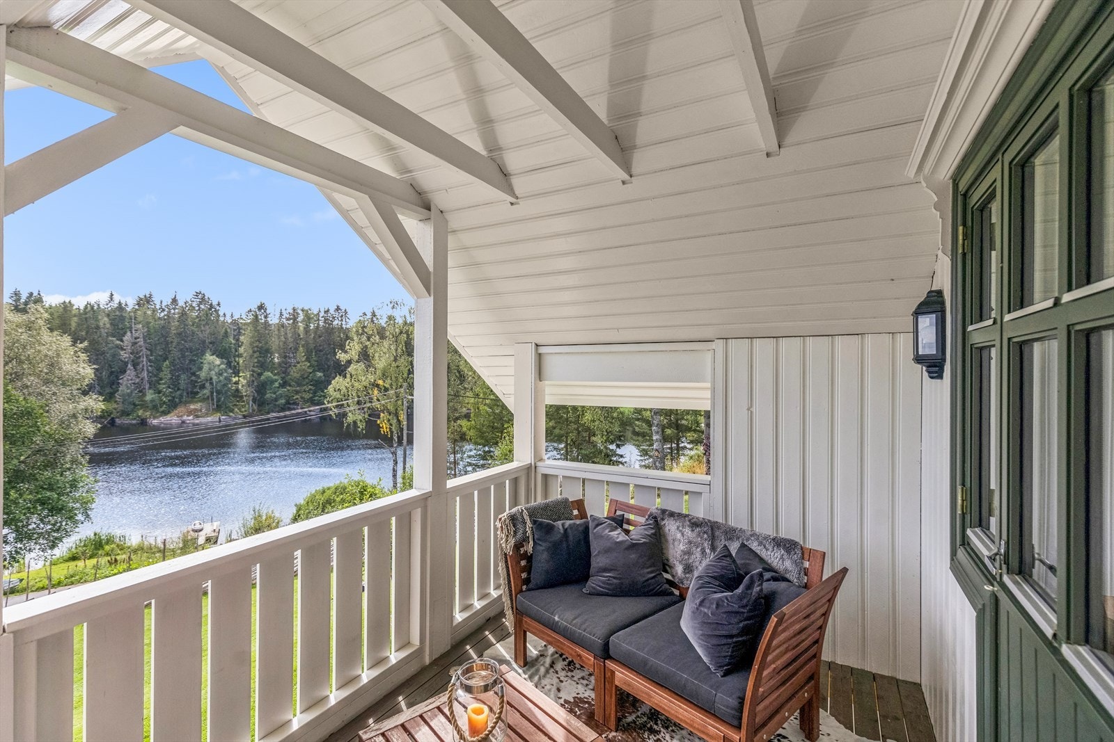 Utgang til overbygd sydvendt balkong på ca 8 kvm fra stue i 2. etasje. Galleribilde