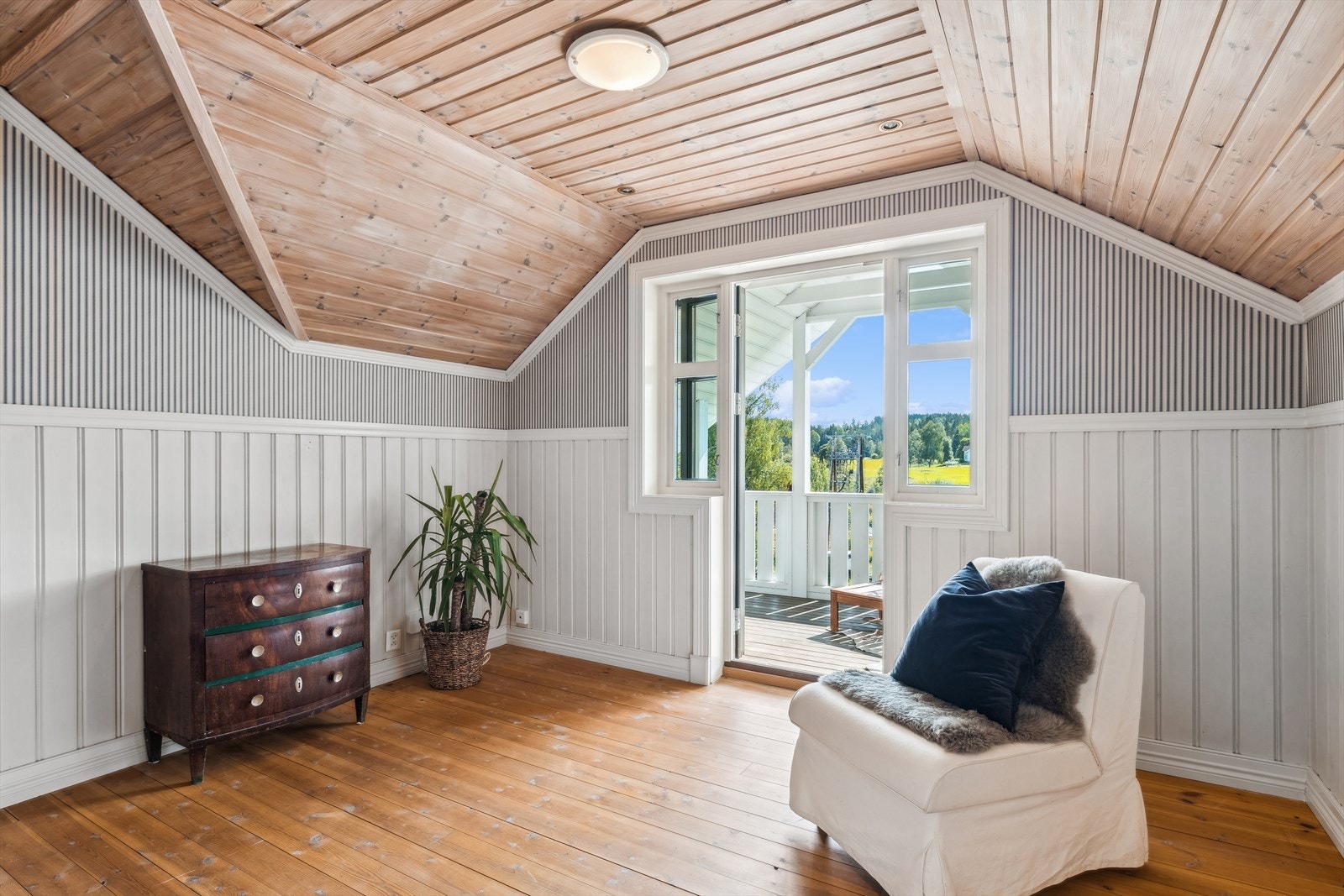 I 2 etasje er det også avsatt plass til en praktisk loftstue som har utgang til balkong. Galleribilde