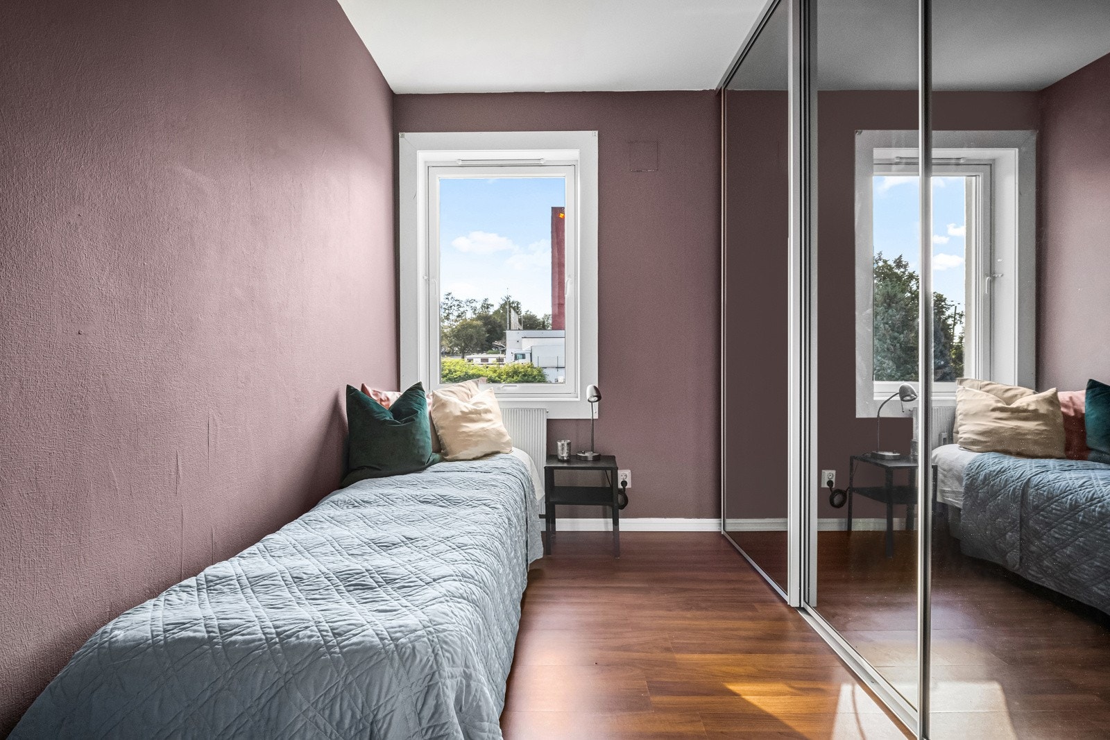 Soverom 2 med vegg-til-vegg skyvedørsgarderobe med speilfronter. Galleribilde