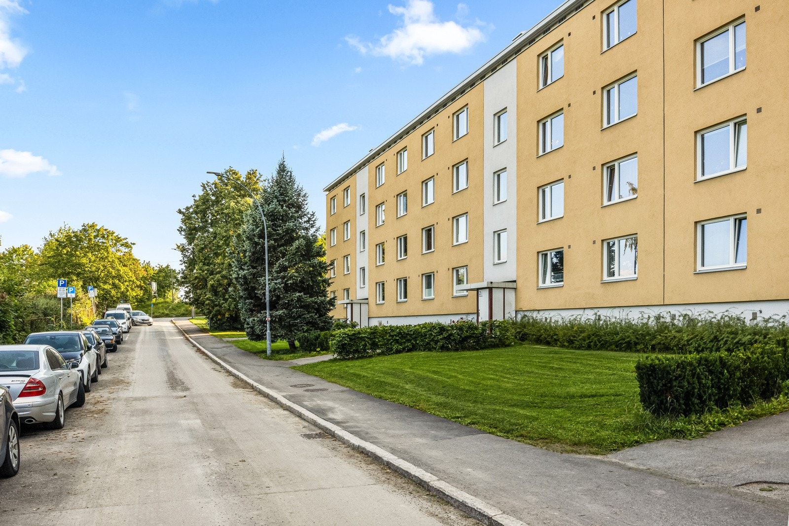 Velkommen til Bjerke borettslag! Det er parkerlngsleie via borettslaget og beboerparkering langs gatene. Galleribilde