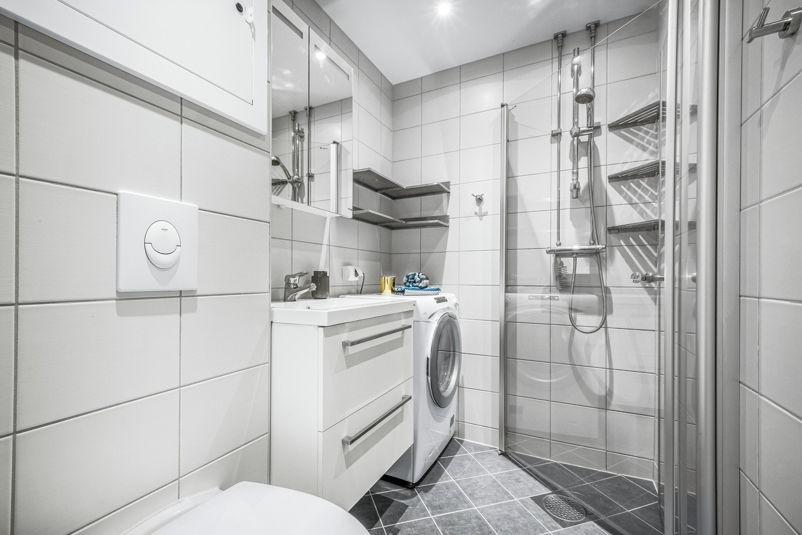 Totalrenovert baderom fra 2016 med moderne materialvalg. Det er gulvvarme, downlights og opplegg for vaskemaskin! Galleribilde