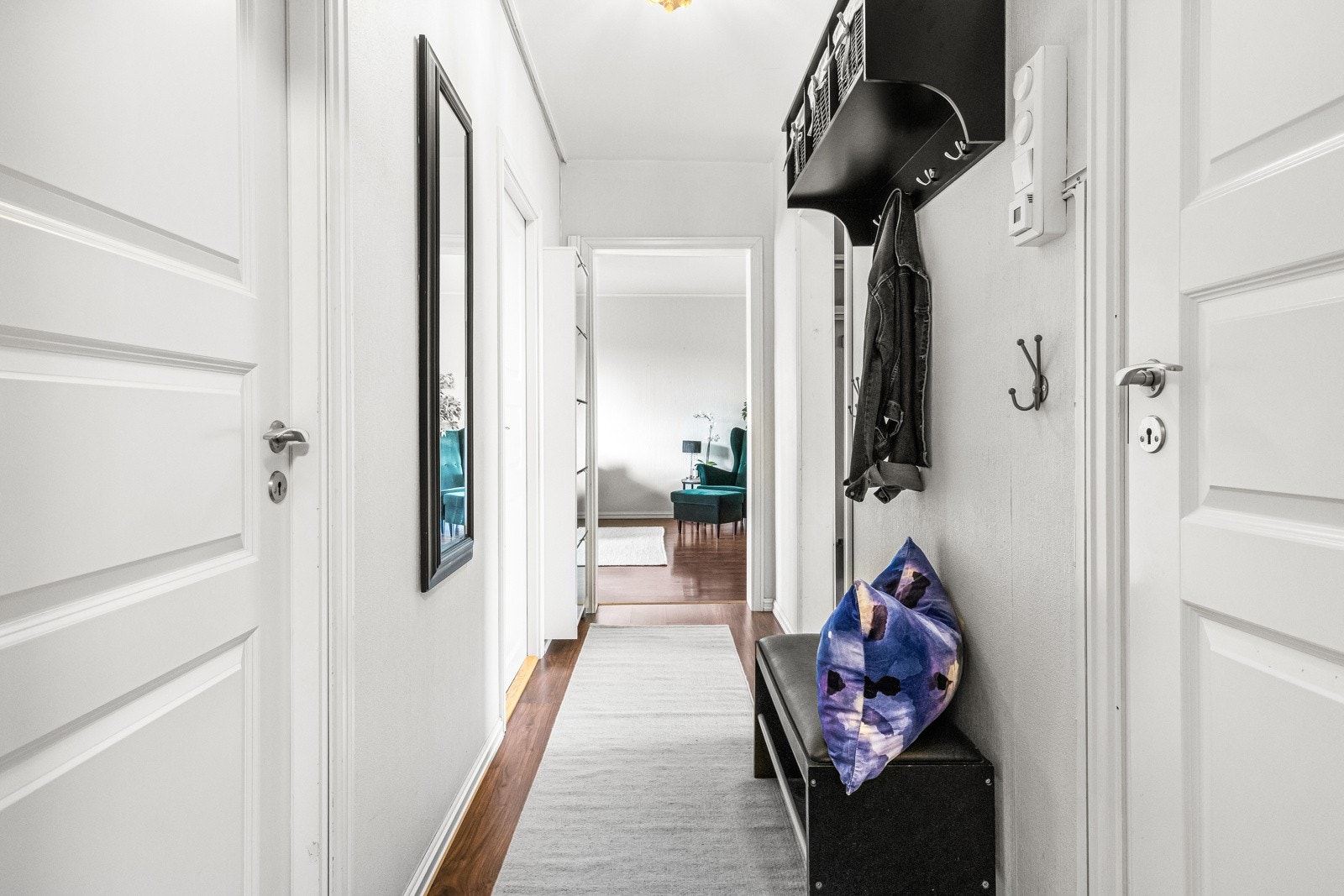 Det er tilkomst til bad, 2 soverom, kjøkken og resten av boligen fra gang. Velkommen inn! Galleribilde