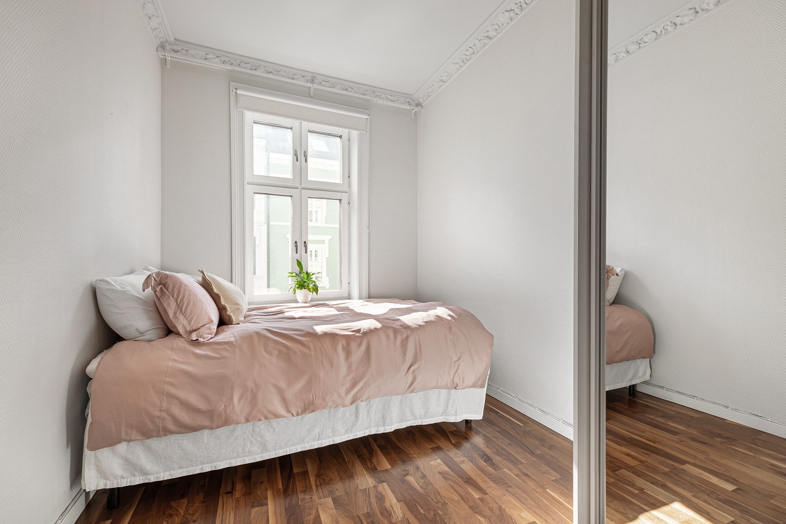 Hovedsoverom av generøs størrelse med plass til dobbeltseng, integrert garderobeskap og annet ønsket møblement Galleribilde