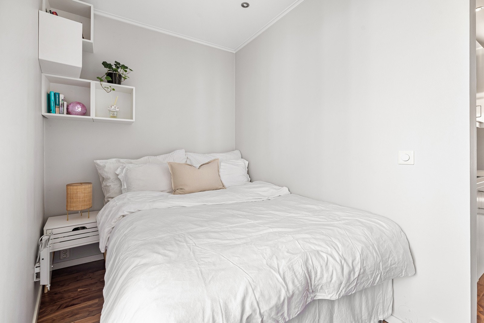 Soverom 2 er også av god størrelse med plass til dobbeltseng og nattbord Galleribilde