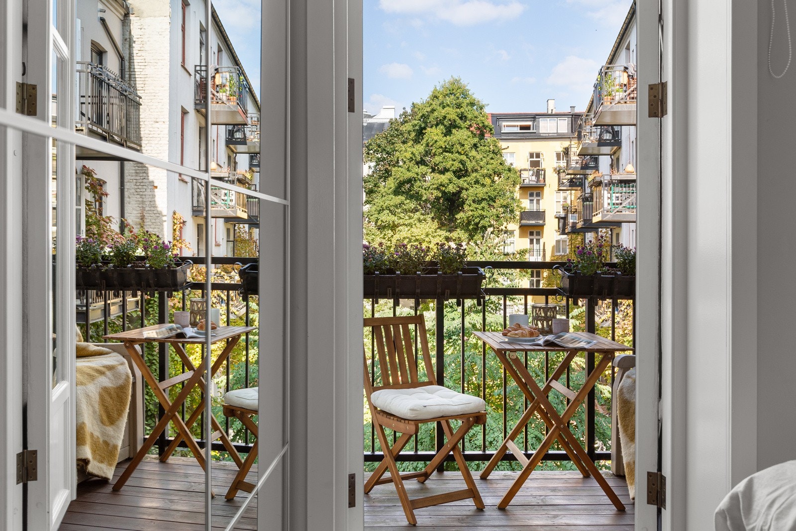 Nordvendt balkong inn mot rolig bakgård på ca. 3,4 m² Galleribilde