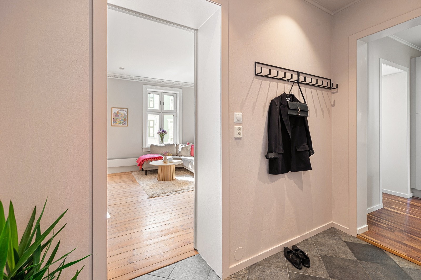 Innbydende entrè med mulighet for oppheng av yttertøy og sko Galleribilde