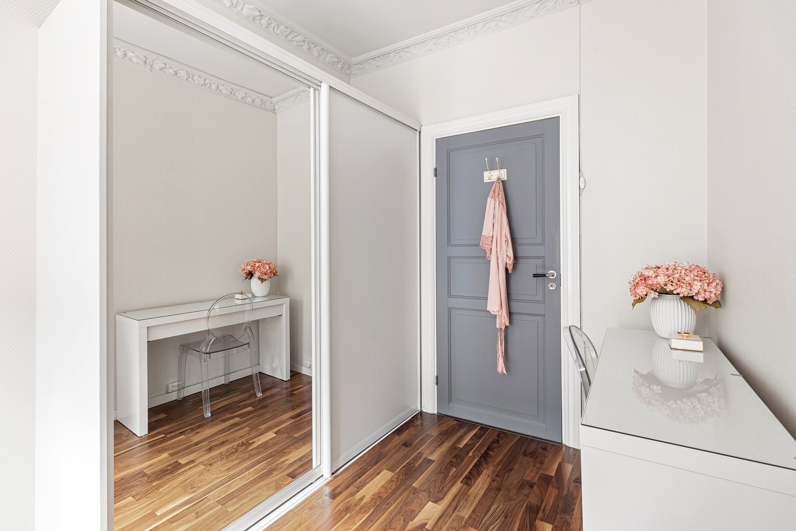 Hvitmalte vegg- og takflater med klassisk stukkatur i himlingen Galleribilde