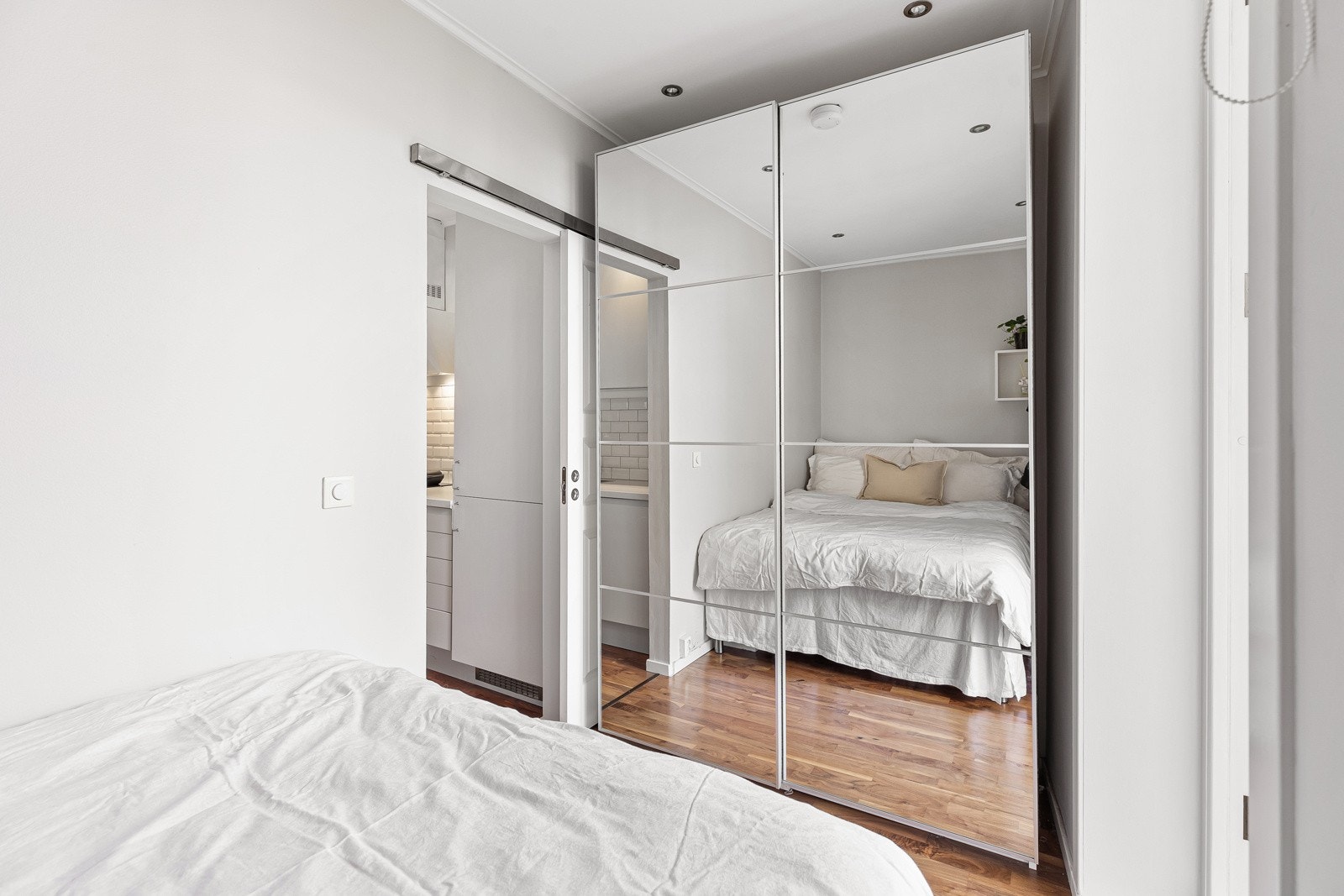 Soverommet har integrert garderobeskap med speil Galleribilde