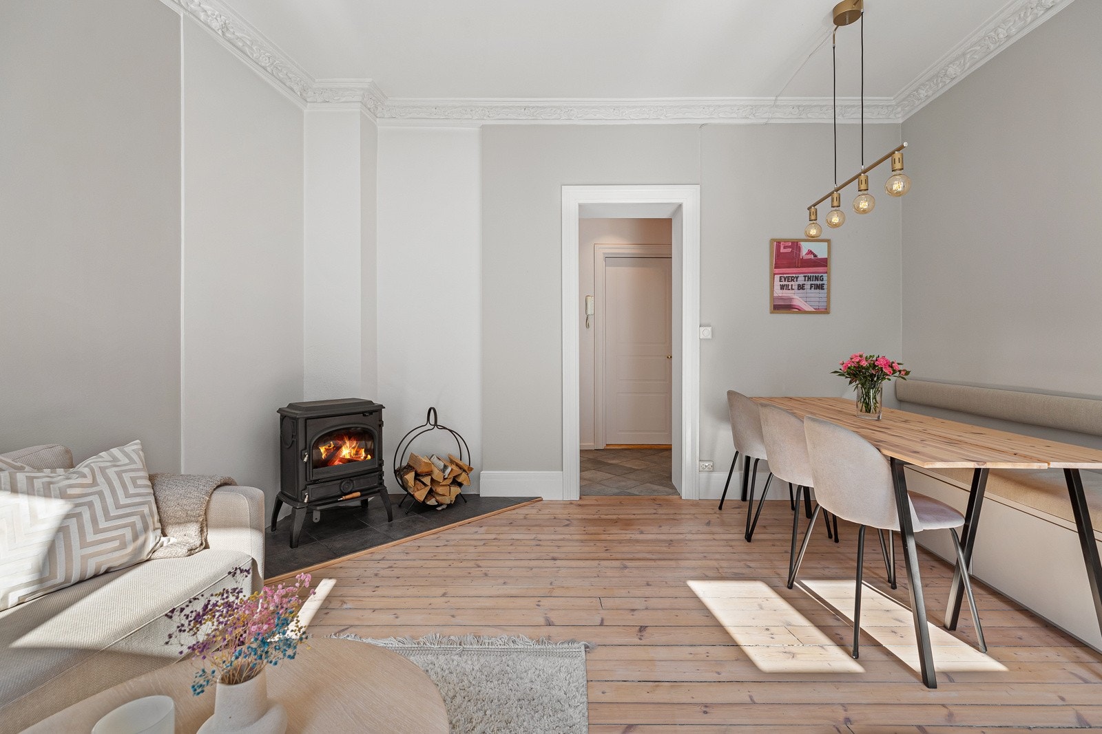 Stue med peis som både varmer og gir ekstra kos på kveldene Galleribilde