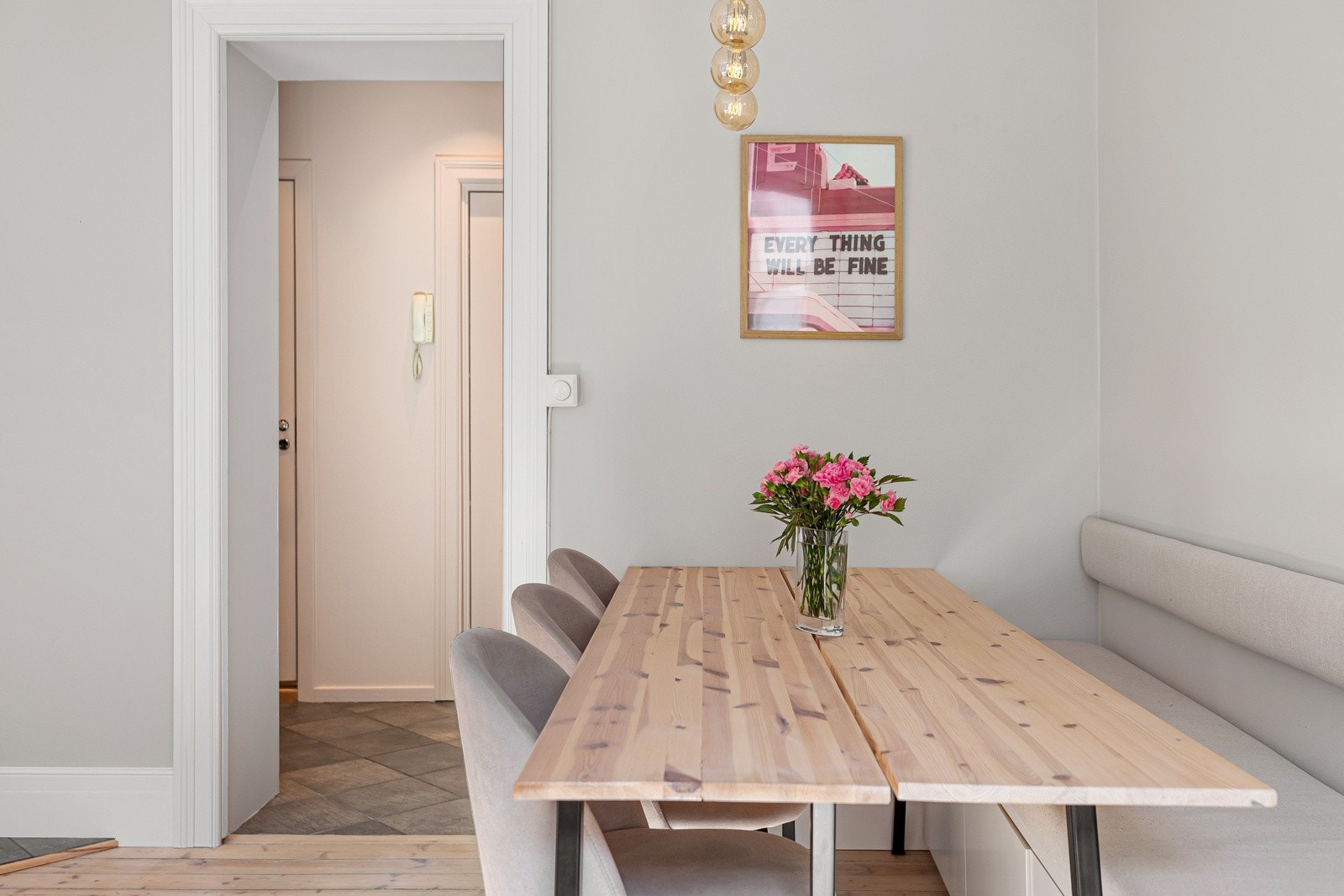 Plassbygd sittegruppe / TV-benk fra 2021 med gode oppbevaringsmuligheter Galleribilde