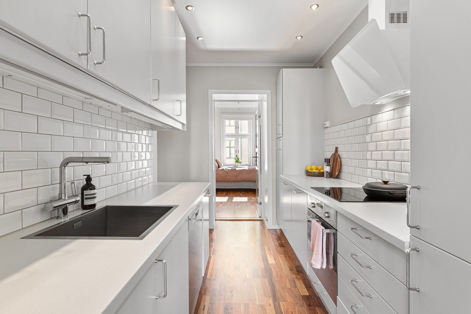 Praktisk kjøkken med god skap- og benkplass, samt integrerte hvitevarer Galleribilde