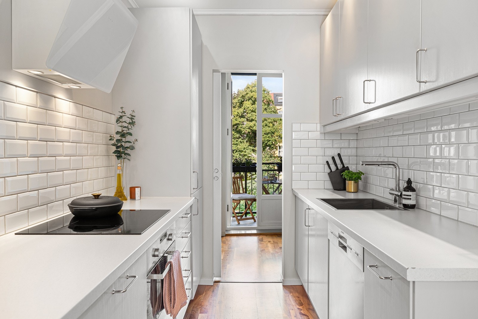 Lekkert lyst kjøkken oppgradert i 2021 fra Ikea Galleribilde