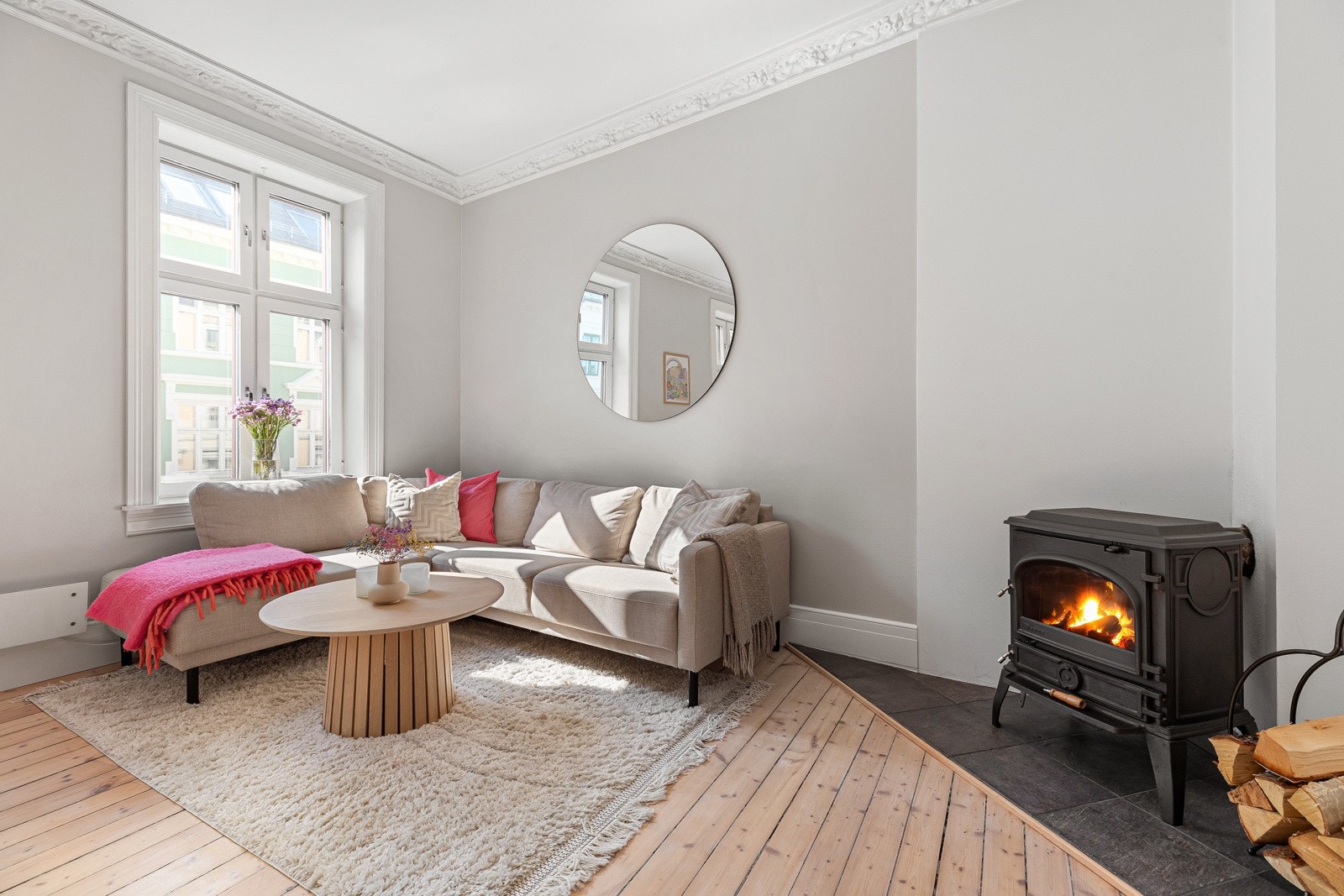 Romslig stue med plass til sofagruppe med tilhørende møblement og spisebord Galleribilde