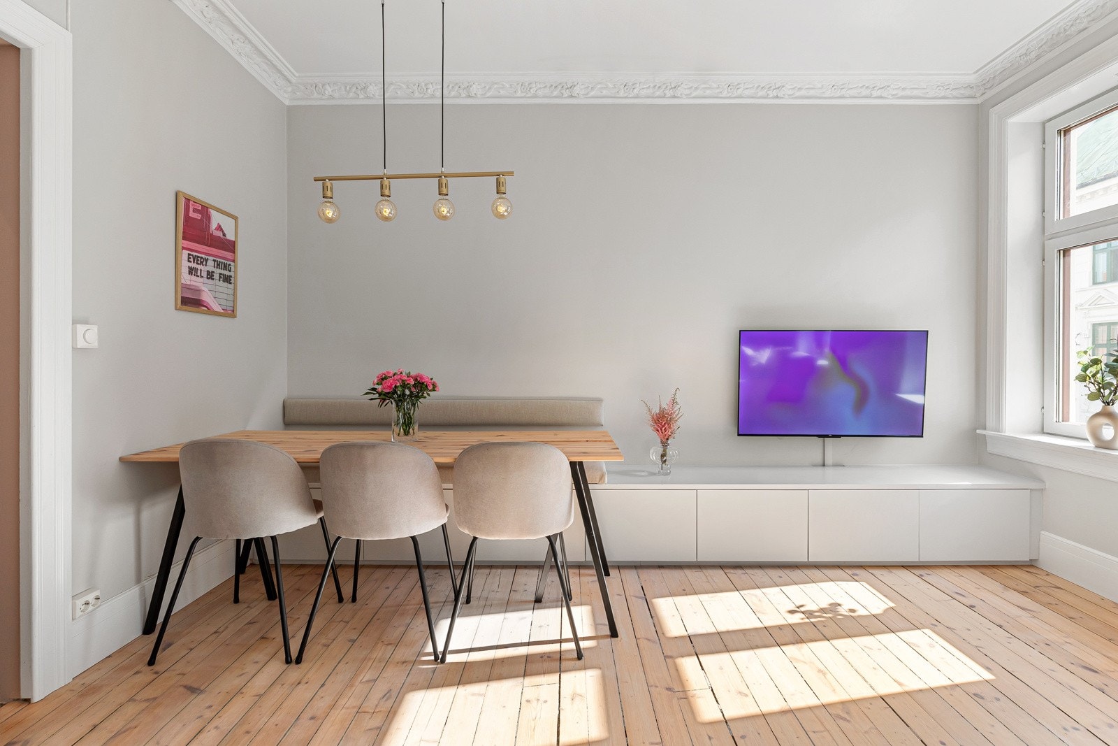 Imponerende takhøyde målt til ca. 2,81cm, samt store vindusflater som gir rikelig med naturlig lys Galleribilde