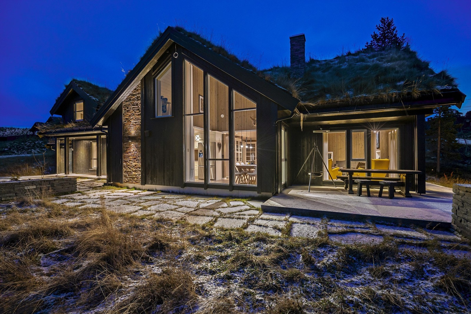 En meget flott hytte med store vinduer som slipper den flotte utsikten inn Galleribilde