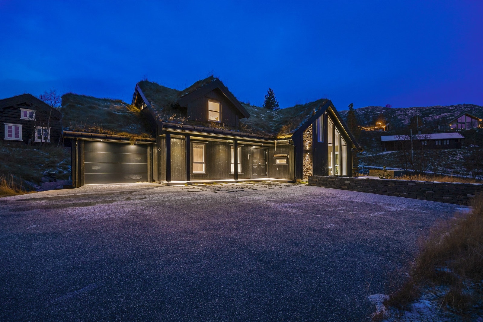 Romslig tomt med både garasje og god biloppstillingsplass Galleribilde