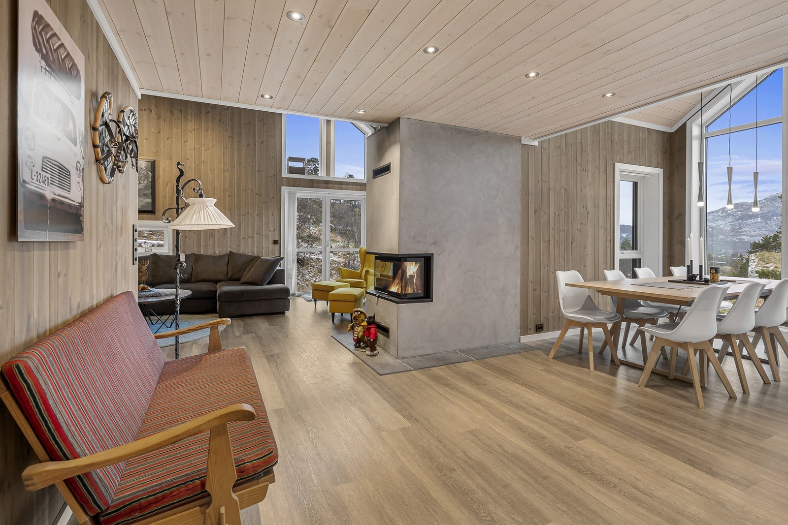 Kjøkken til høyre og stue rett frem. Galleribilde