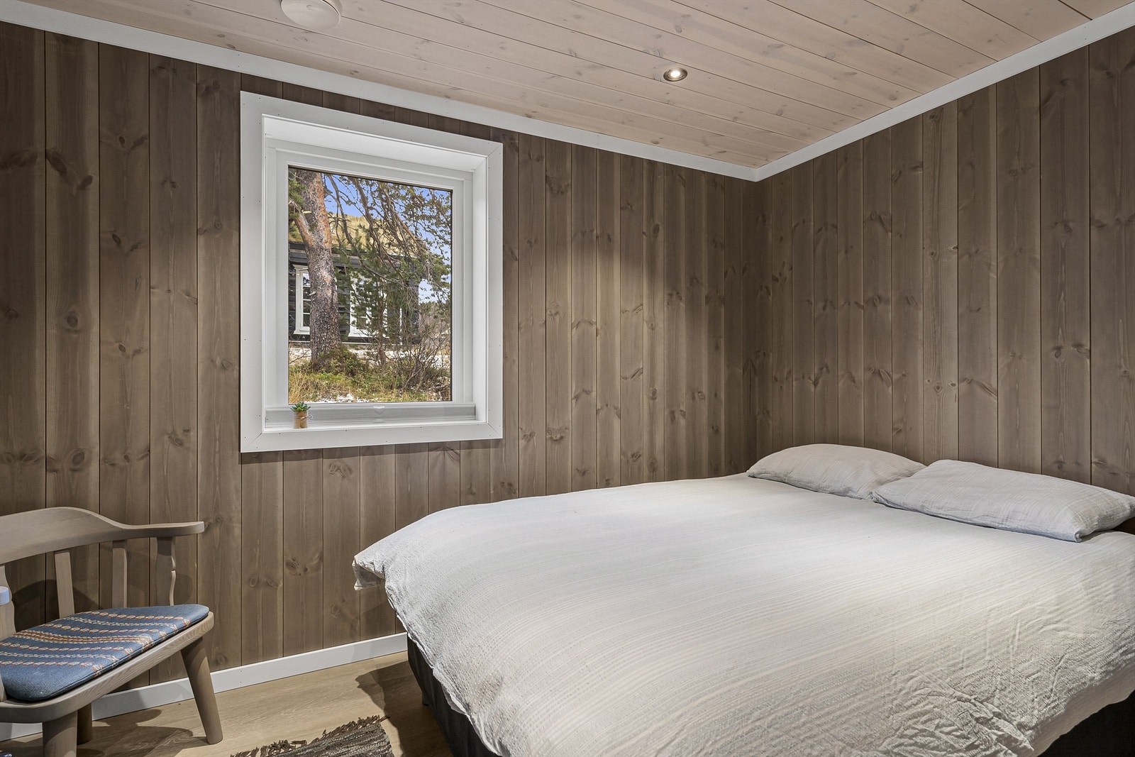 Soverom 2 innredet med dobbeltseng. Galleribilde