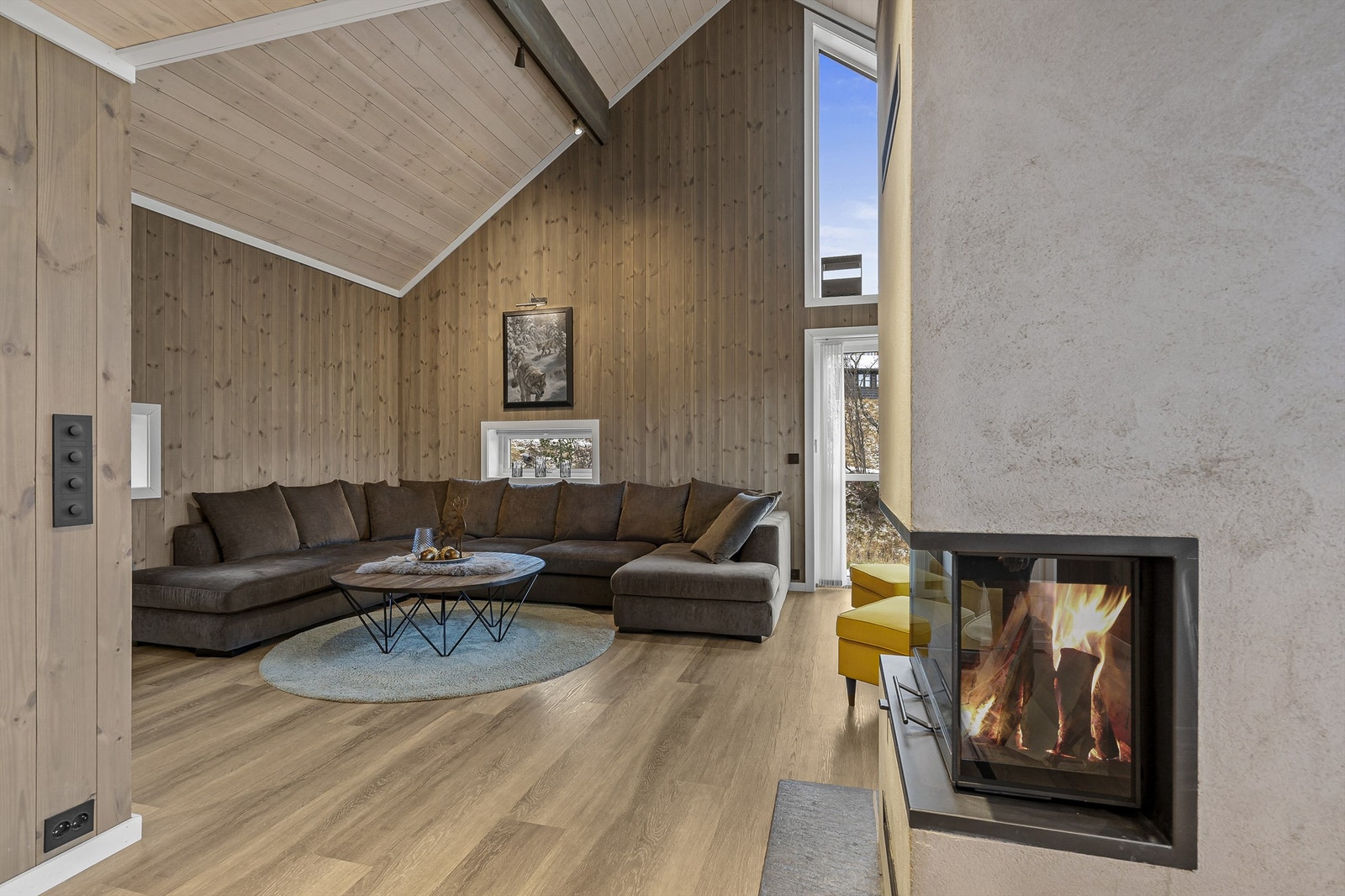 Høyt under taket i stuen. Peisovn. Galleribilde