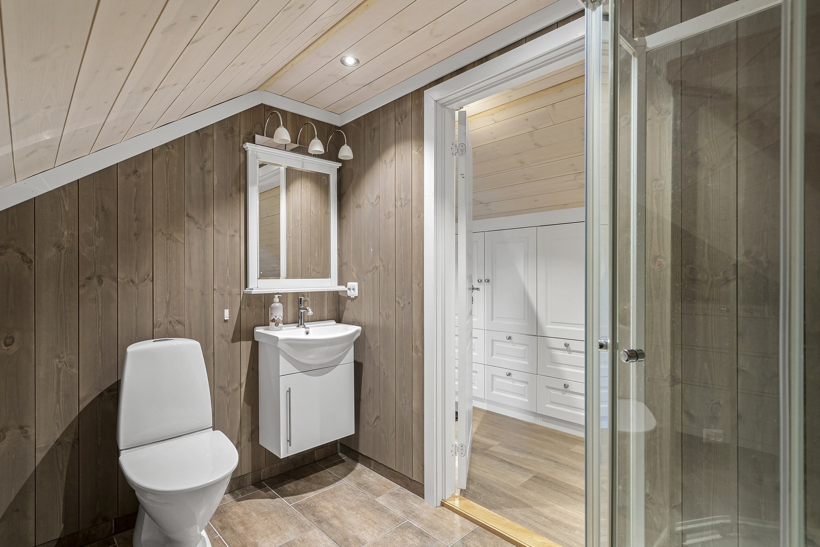 Bad i 2 etg med wc, servant og dusjkabinett Galleribilde