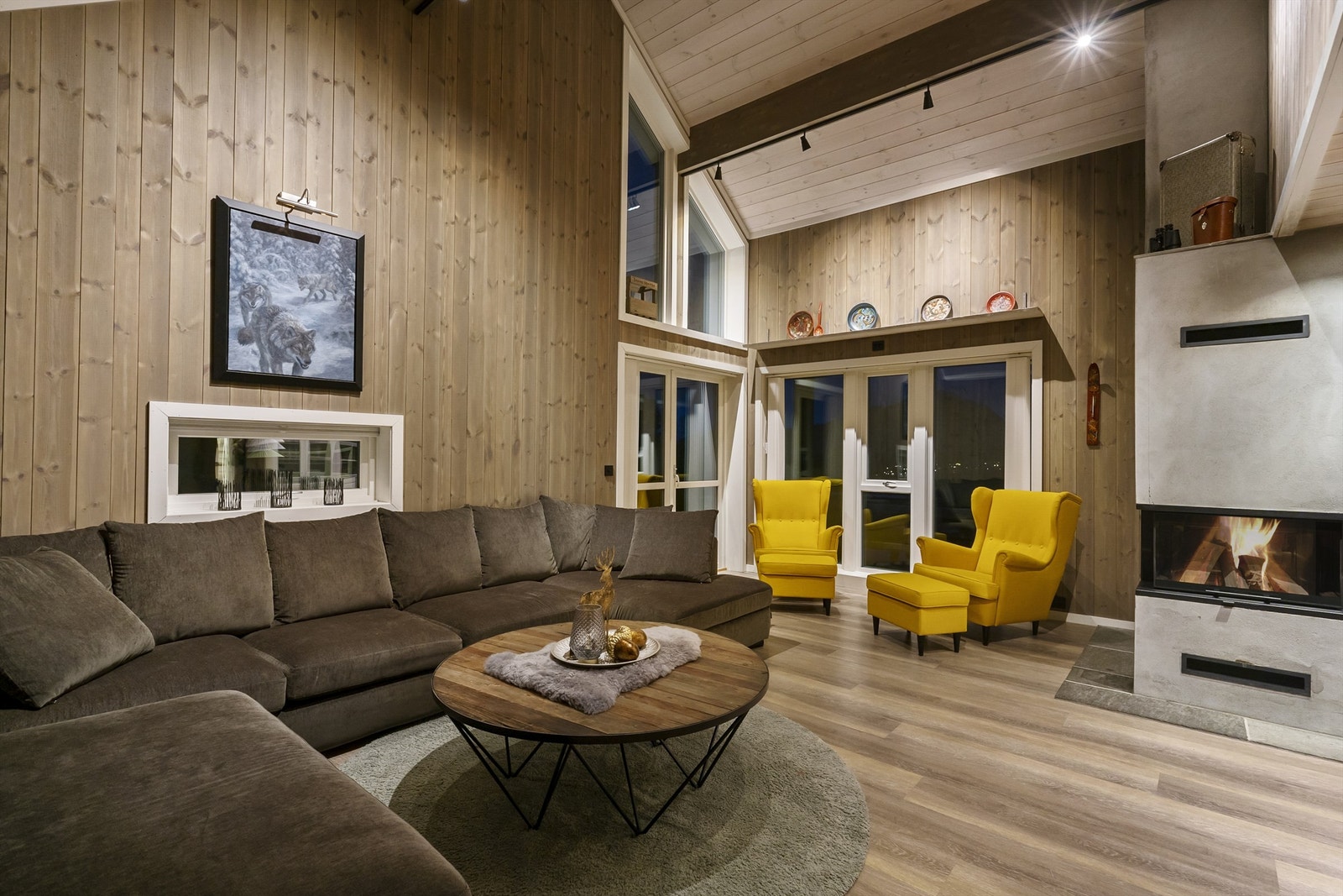 Kveldsstemning foran peisen Galleribilde