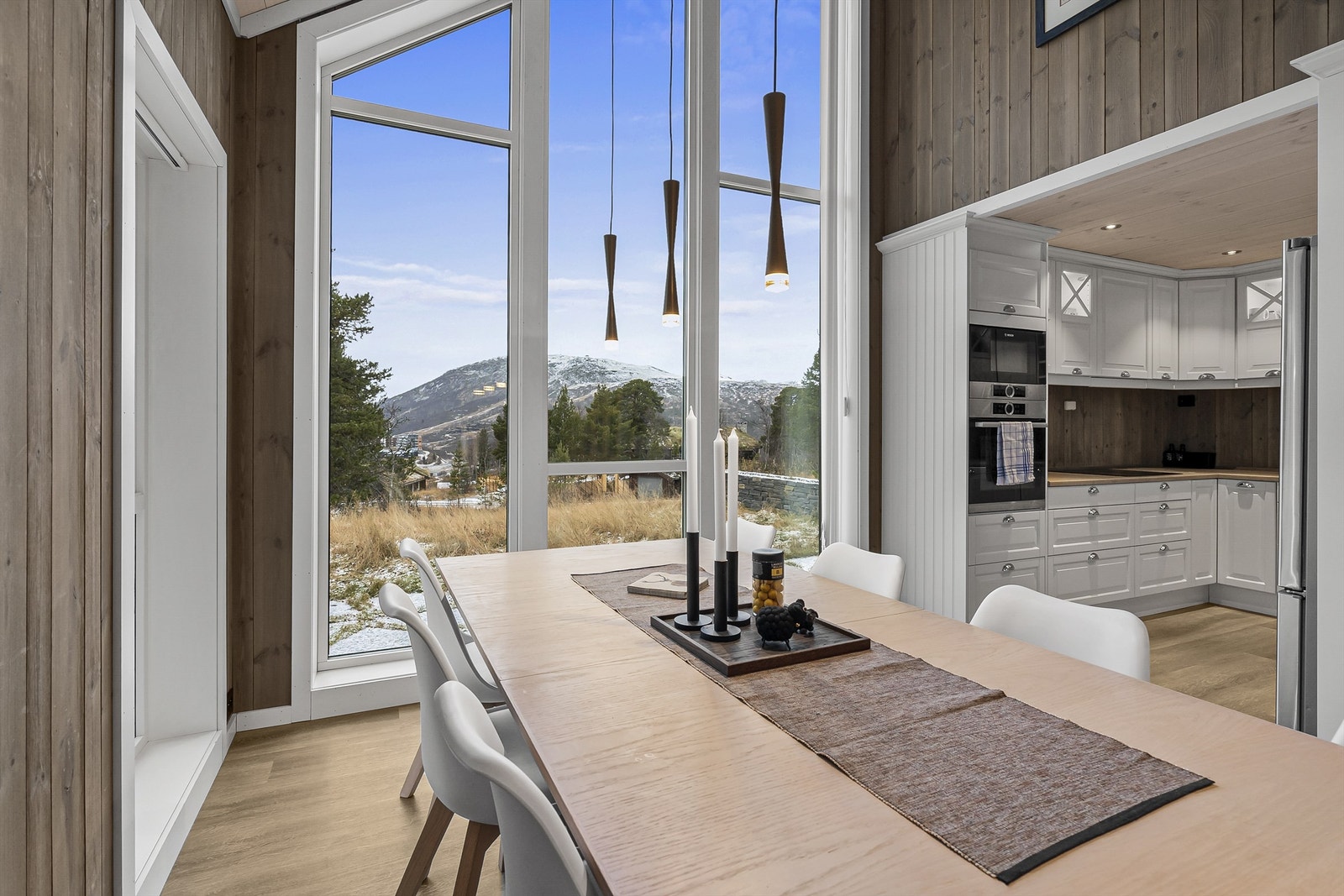 Fra spiseplassen kan man se om heisen har startet for dagen. Flott utsikt. Galleribilde