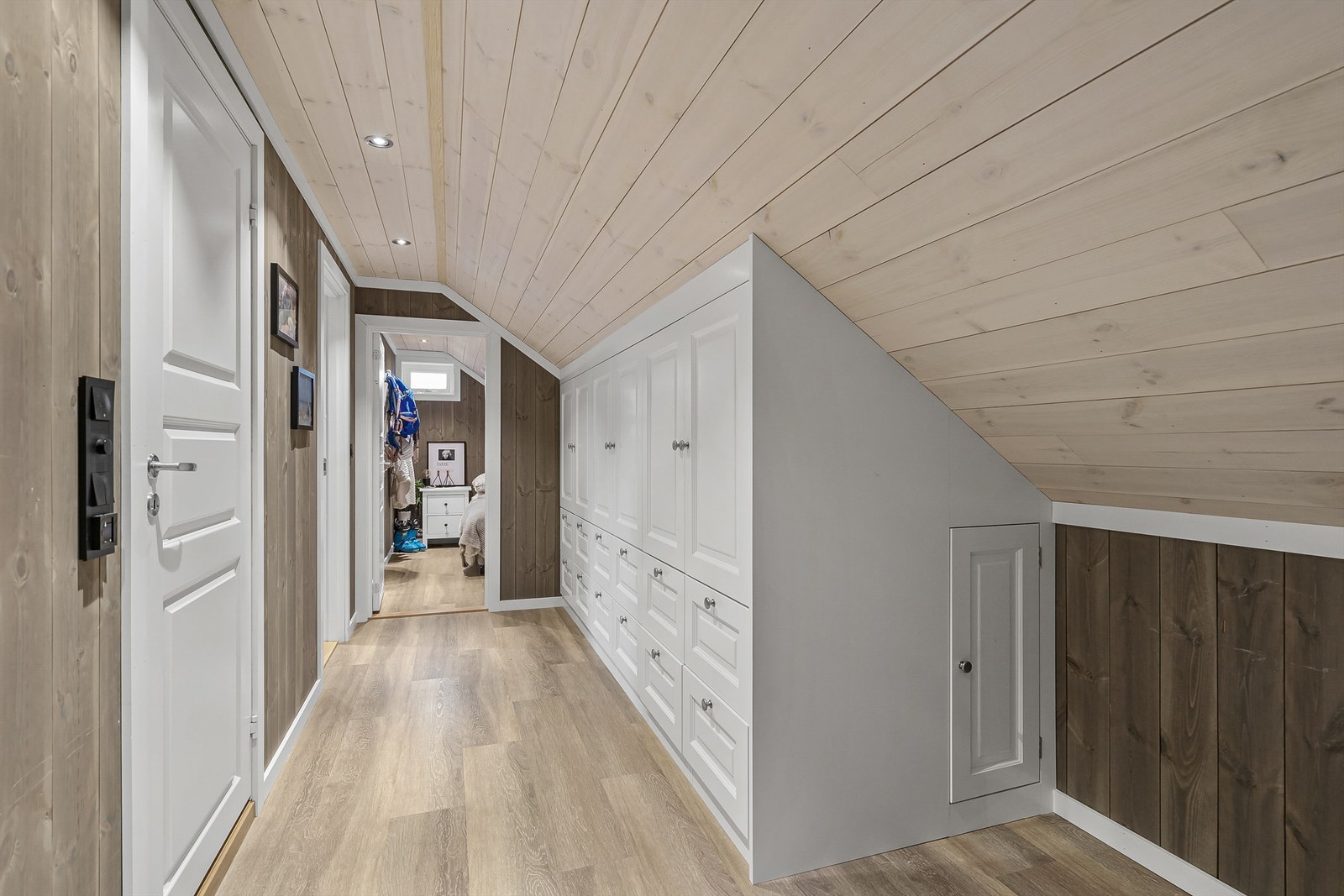 Flott plassbygd garderobemøbel med mye lagringsplass Galleribilde