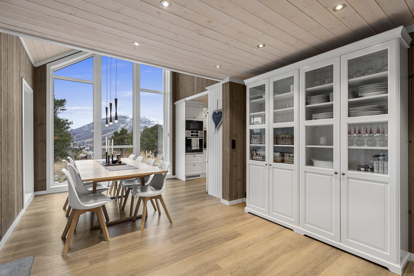 Lys og romslig spiseplass med fantastisk utsikt Galleribilde