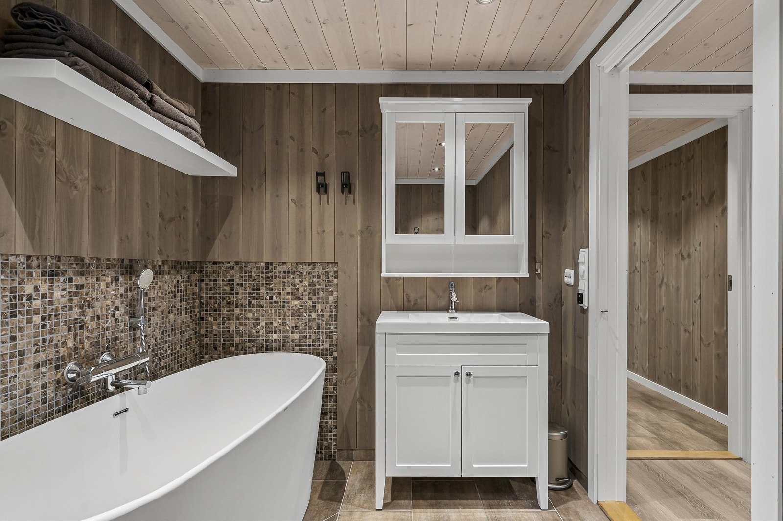 Tidsriktige og behagelige farger på badet tilknyttet hovedsoverommet Galleribilde