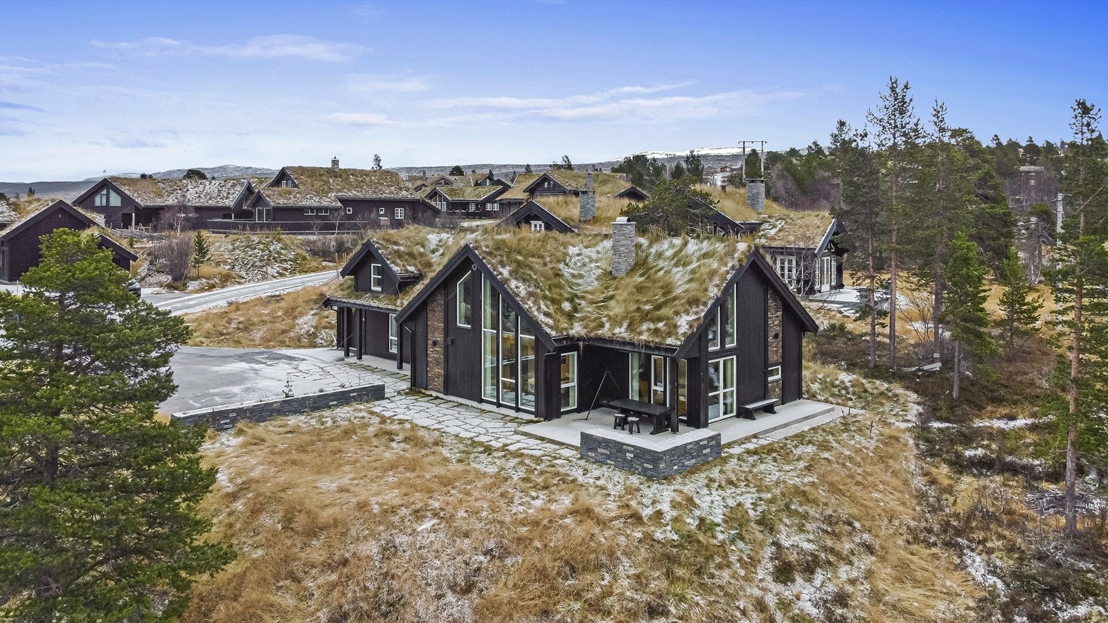 Velkommen til Solsetervegen 6 - En sjeldent flott og innholdsrik hytte med optimale sol- og utsiktsforhold i et rolig hyttefelt med gåavstand til sentrum og skiløyper. Galleribilde