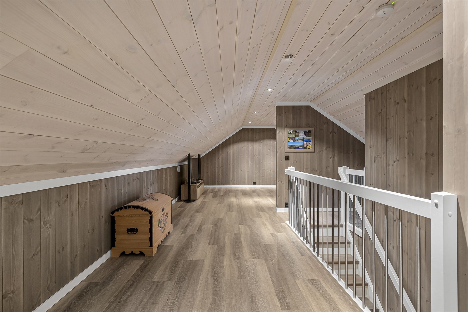Lang og romslig trappeoppgang med loftstue i enden Galleribilde