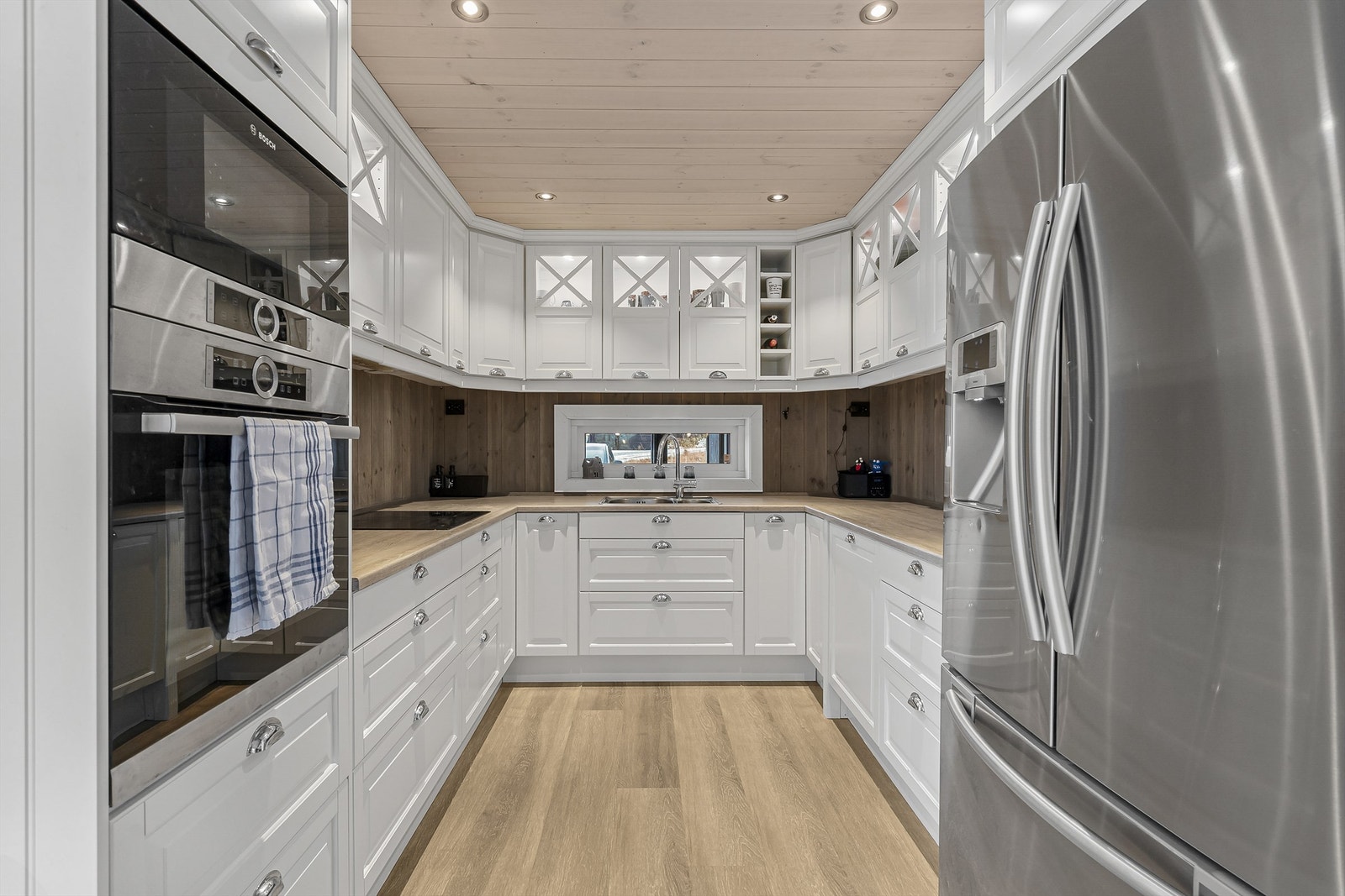 Flott klassisk kjøkken med svært god oppbevaringsplass i skuffer og skap samt mye benkeplass Galleribilde