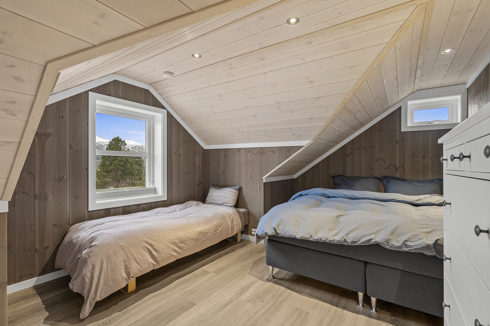 Soverom i 2 etasje av meget god størrelse Galleribilde