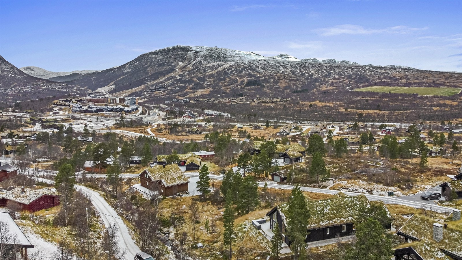 Beliggenhet med skisenteret i bakgrunnen og skiløypa midt i bildet. Galleribilde