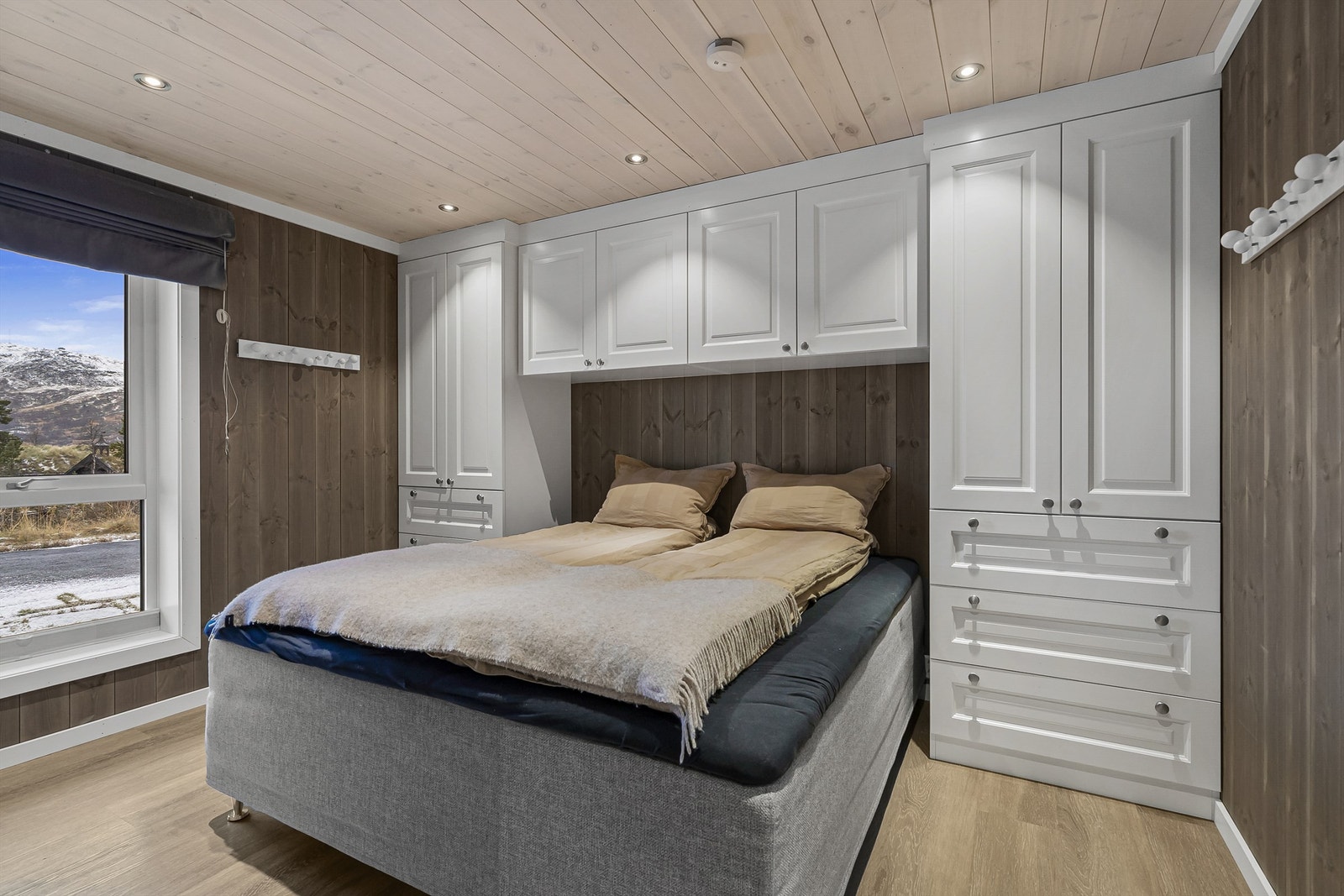 Hovedsoverommet i 1 etg med praktisk og flott innebygd garderobeløsning Galleribilde