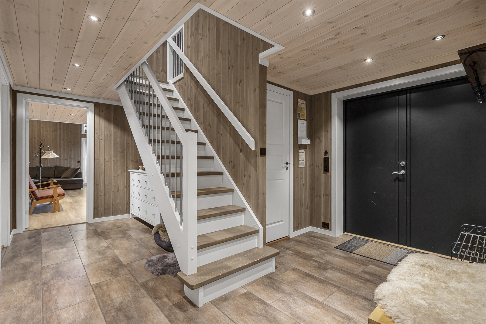 Innbydende og flott gang med god plass til garderobeløsning og inngang til teknisk rom Galleribilde