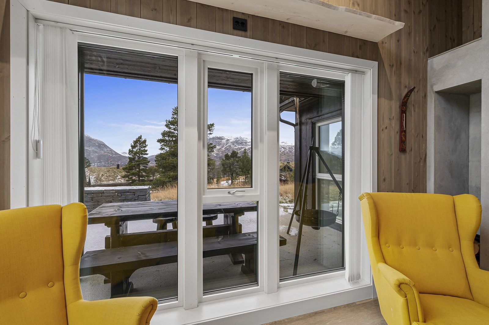 Utsikt fra stuen mot skisenteret og Hovdenuten. Galleribilde