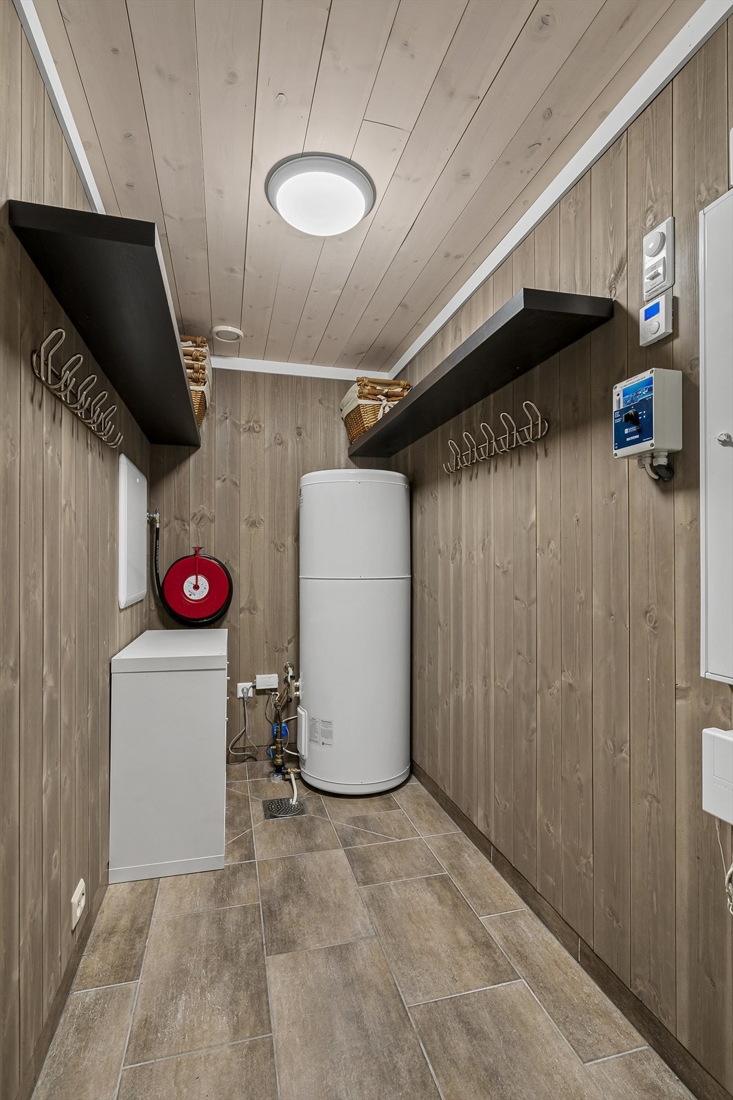 Teknisk rom/ bod med god plass til å henge fra seg ytterklær Galleribilde