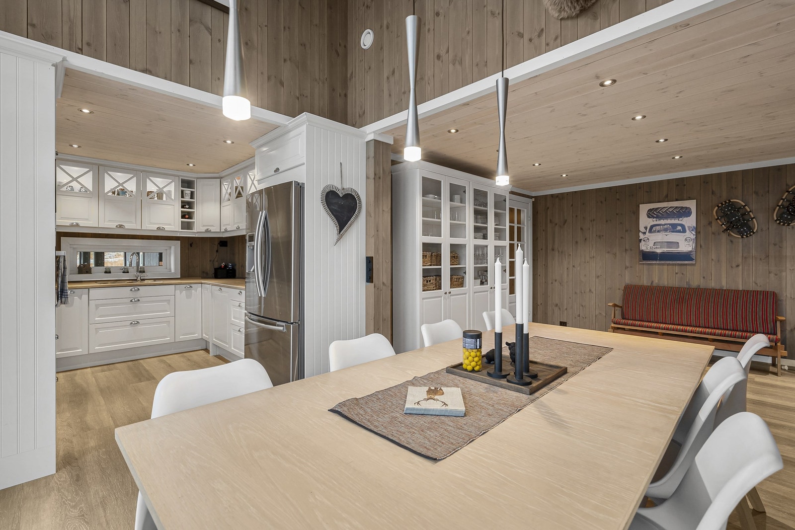 Hyggelig spiseplass direkte tilknyttet kjøkkenet med åpen himling Galleribilde