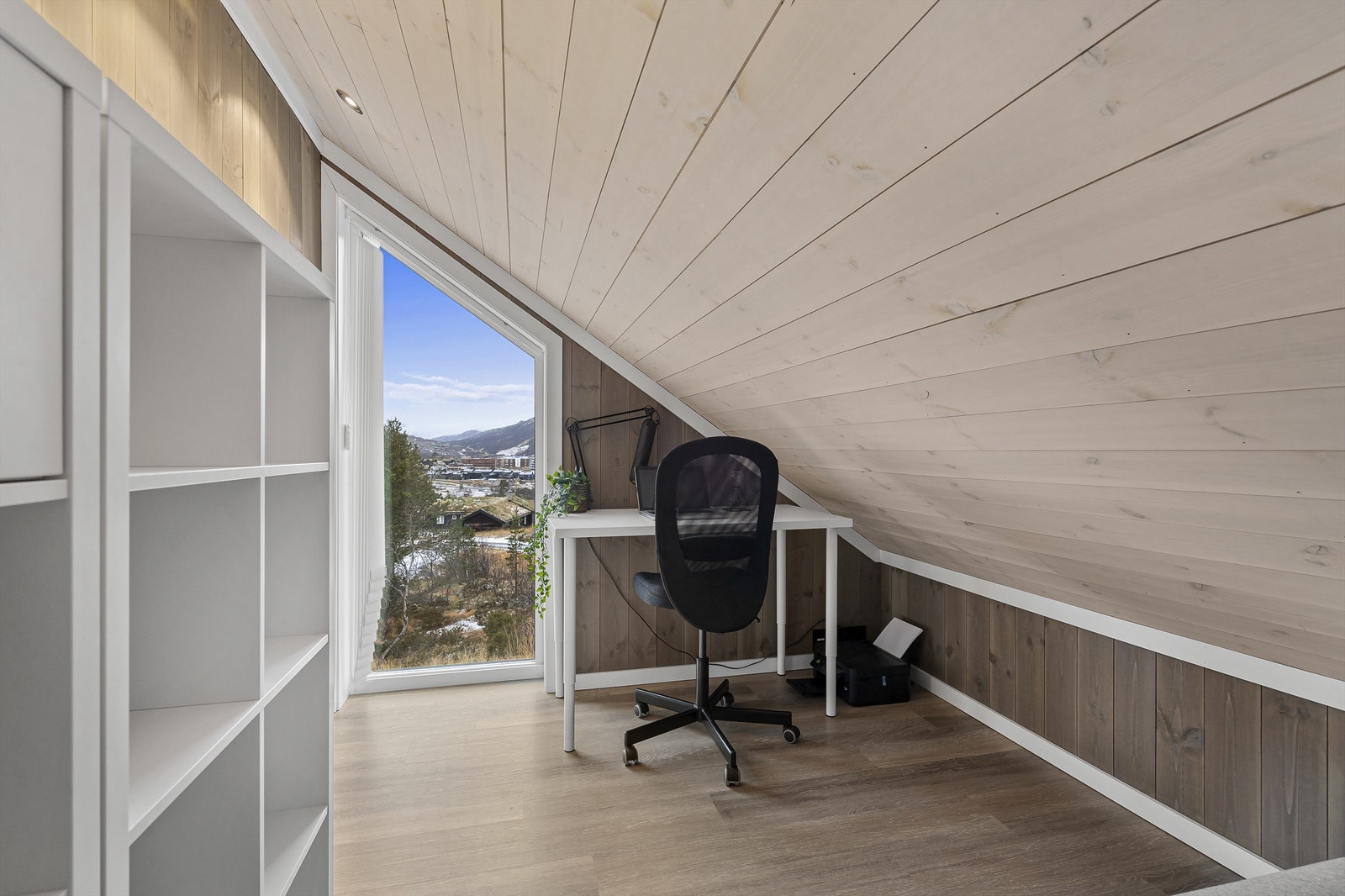 Eget kontor i 2 etasje med flott utsikt Galleribilde