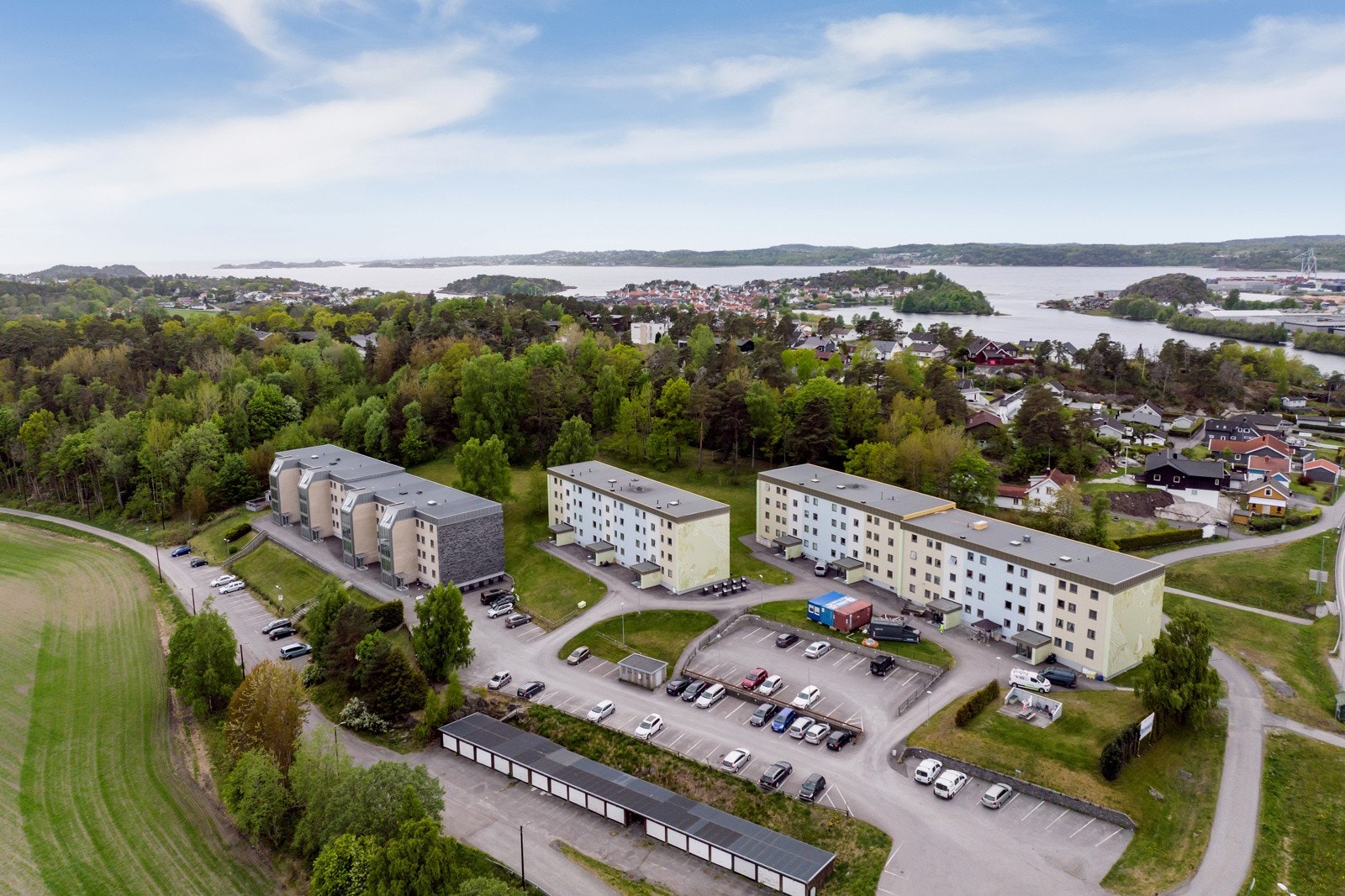 Fra eiendommen er det kort vei til mye. Både handel, turområder, bademuligheter, skoler, butikker m.m. Galleribilde