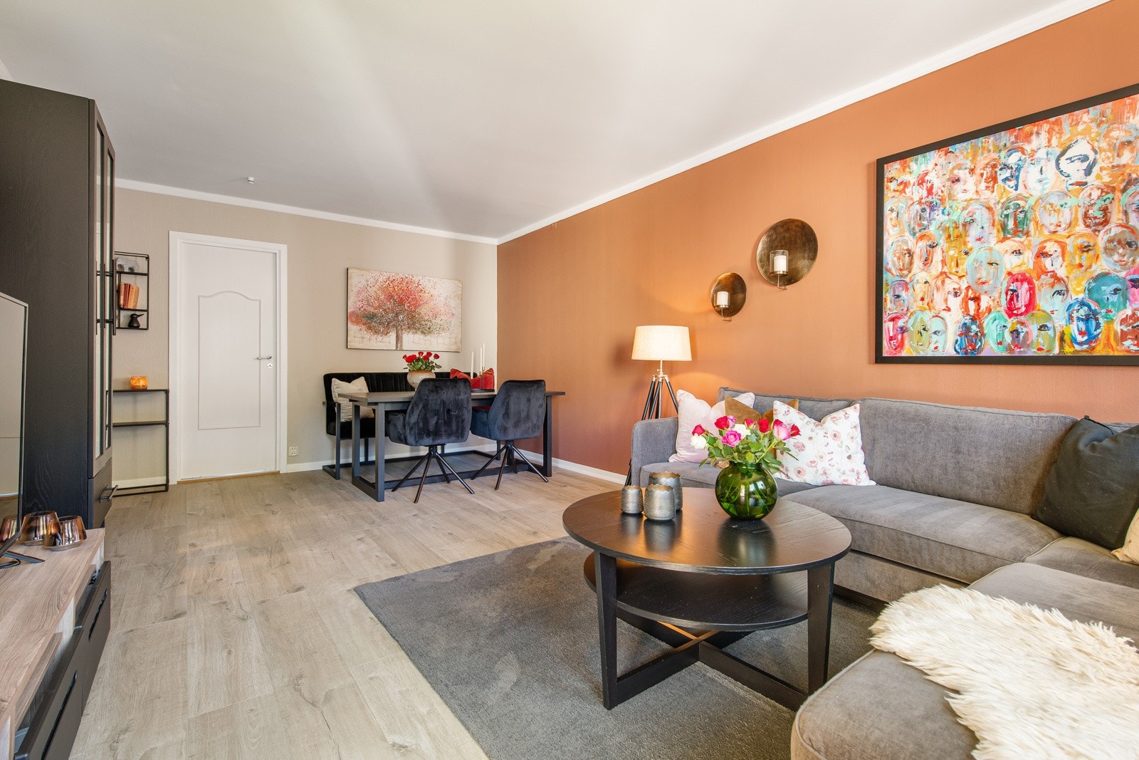 Flott stue med god plass til sofa og spisemøbler. Galleribilde