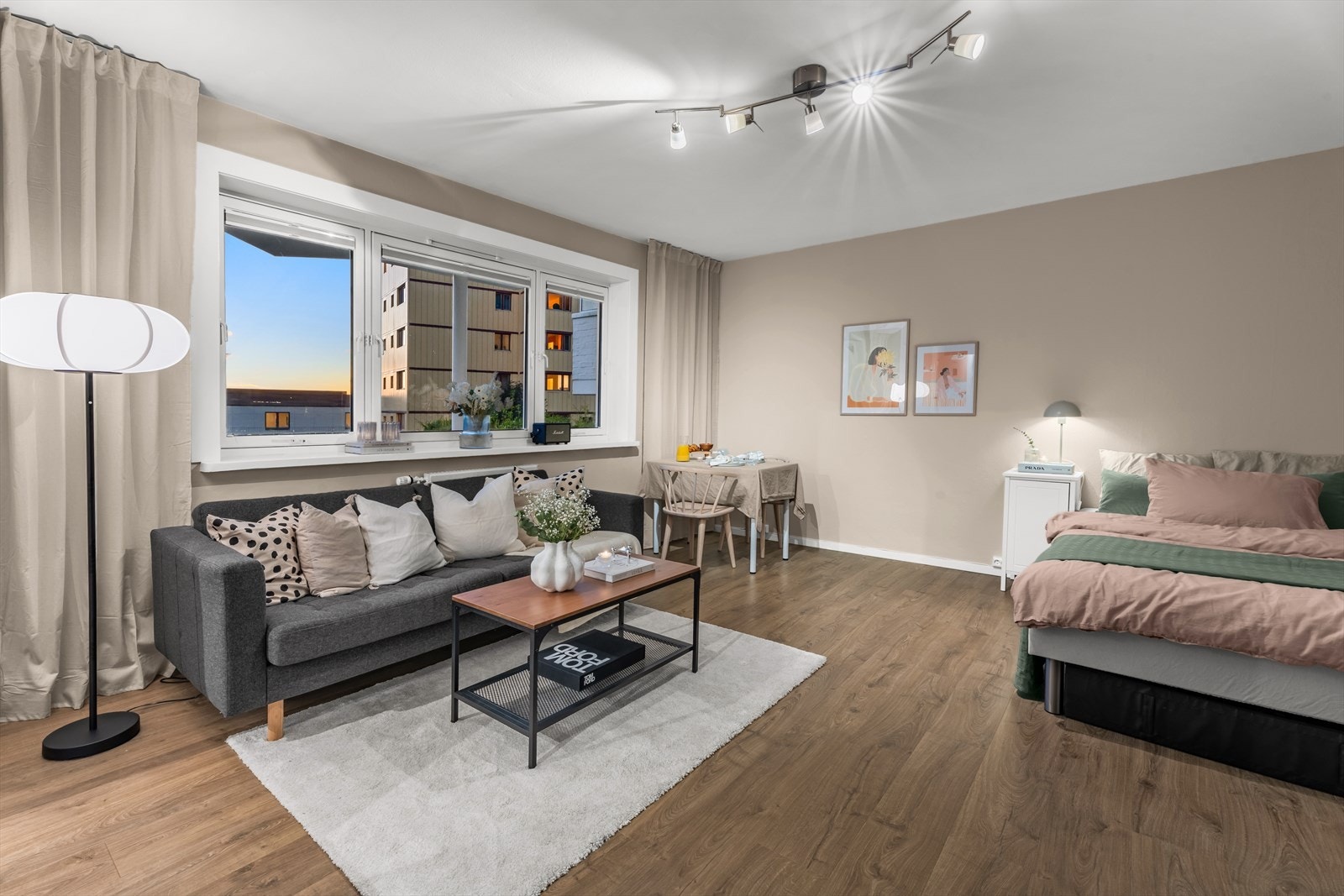 Leiligheten har en romslig stue. Galleribilde