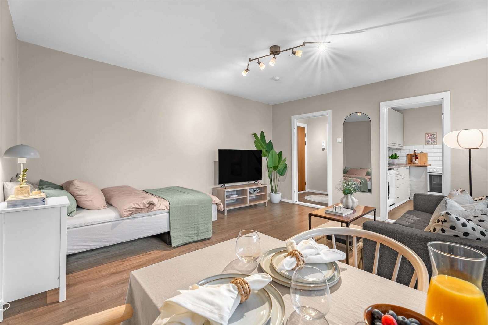 Videre har rommet god plass til seng og tv-møbel. Galleribilde