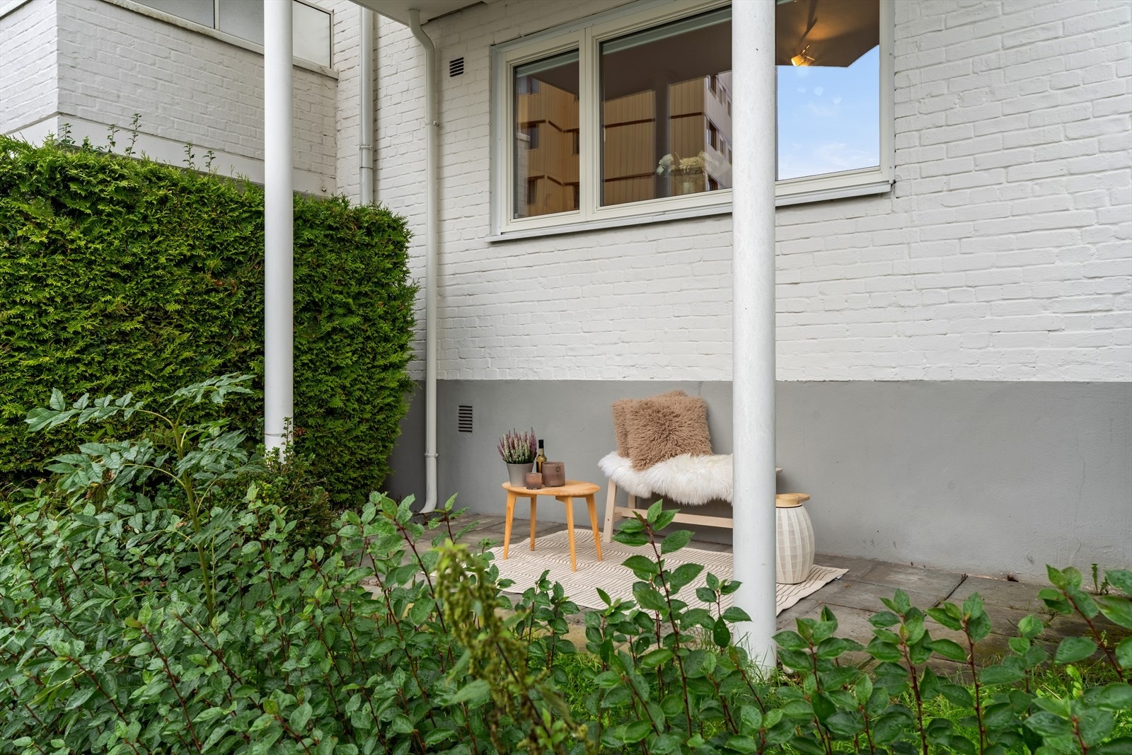 Hyggelig uteplass. Midlertidig eksklusiv bruksrett til området utenfor leiligheten tilsvarende det som dekkes av balkongen over. Galleribilde