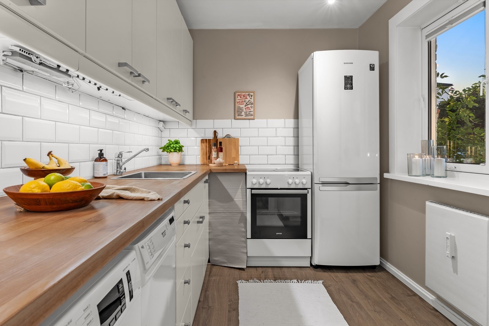 Praktisk innredet med god skap- og benkeplass. Galleribilde