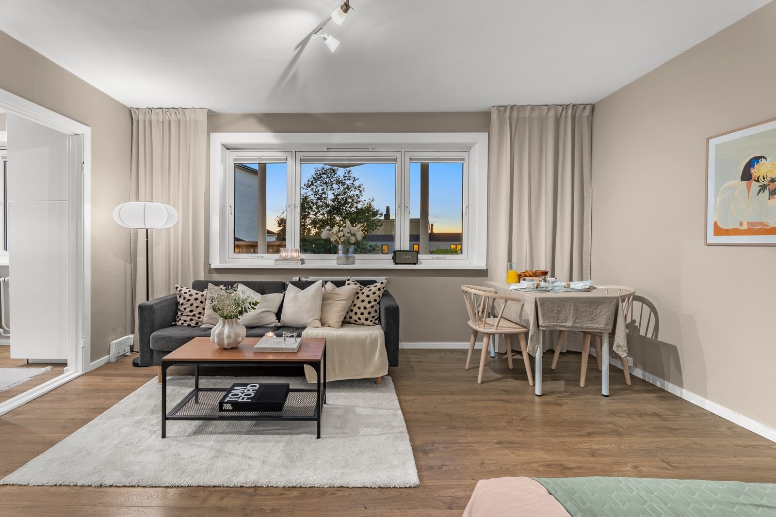 Stuen har god plass til sofa, spisebord og annet møblement. Galleribilde