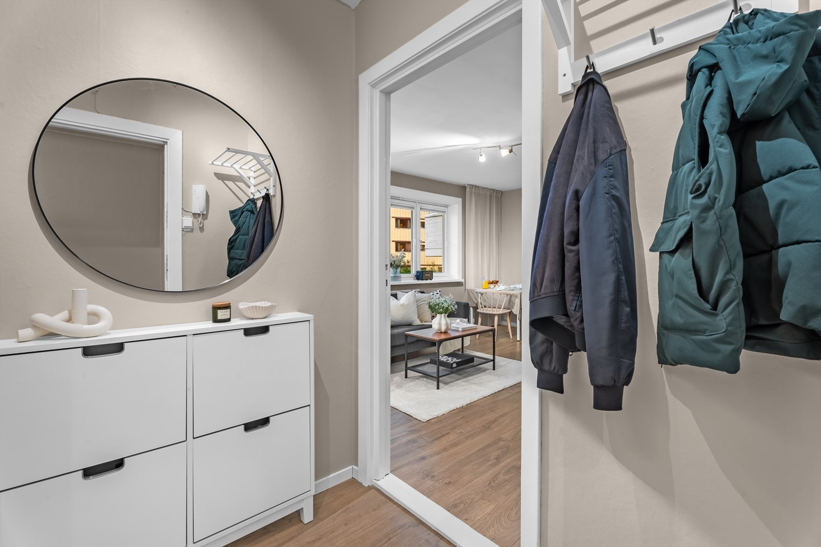 Velkommen inn. Entreen har plass til oppbevaring av sko og yttertøy. Galleribilde